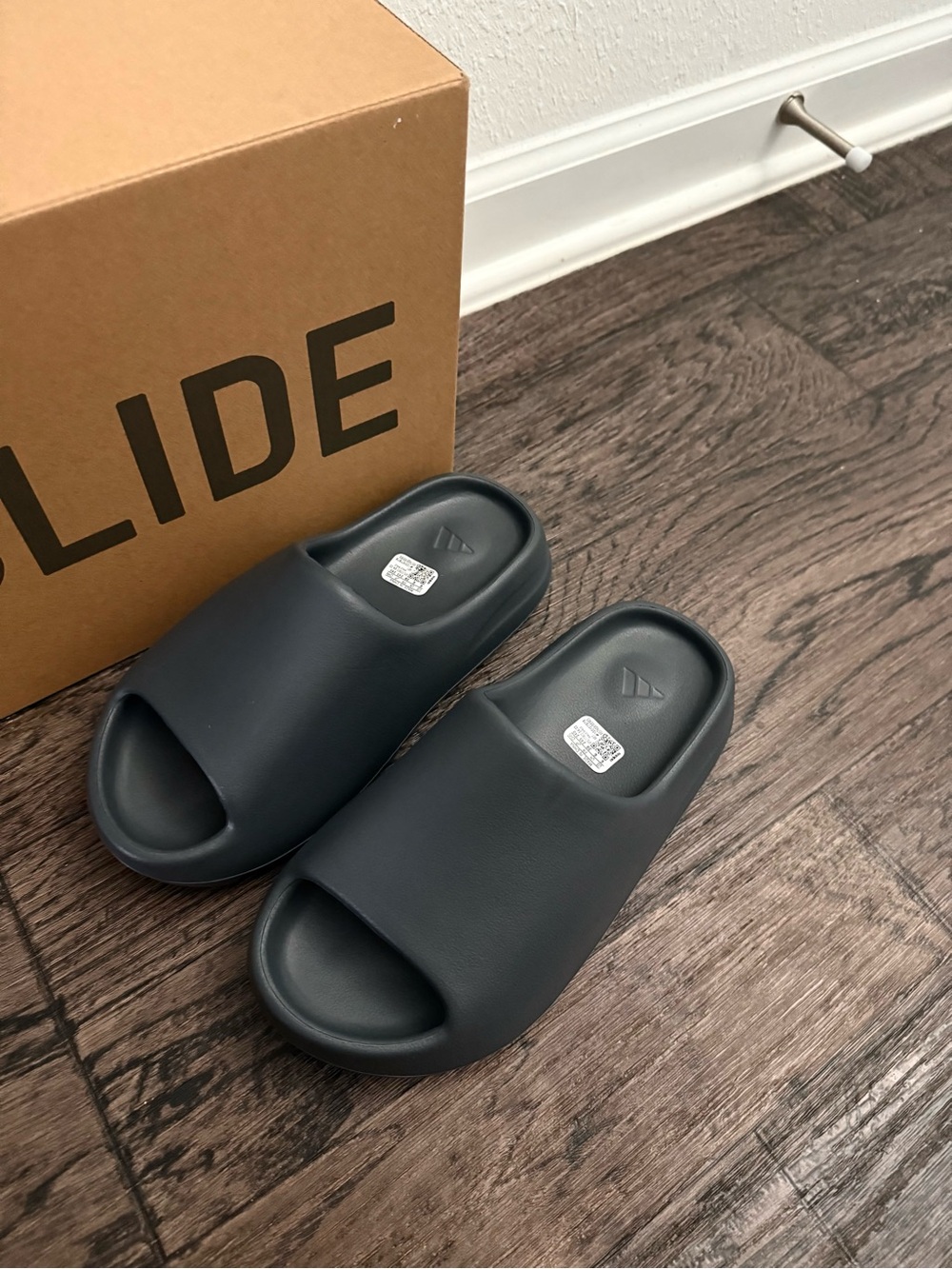 Adidas Yeezy Slide in onyx Size 6
Additional $10 for og box tag - Picture 4 of 5